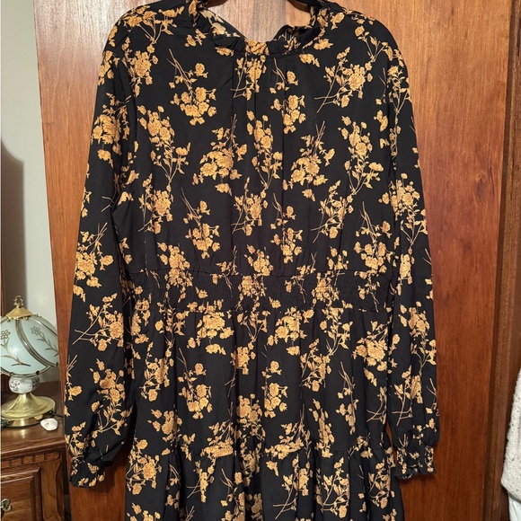 Plus Size Floral Black and Gold Dress - 3XL - Picture 2 of 5